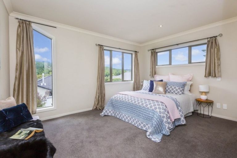 Photo of property in 5 Mcewen Crescent, Riverstone Terraces, Upper Hutt, 5018