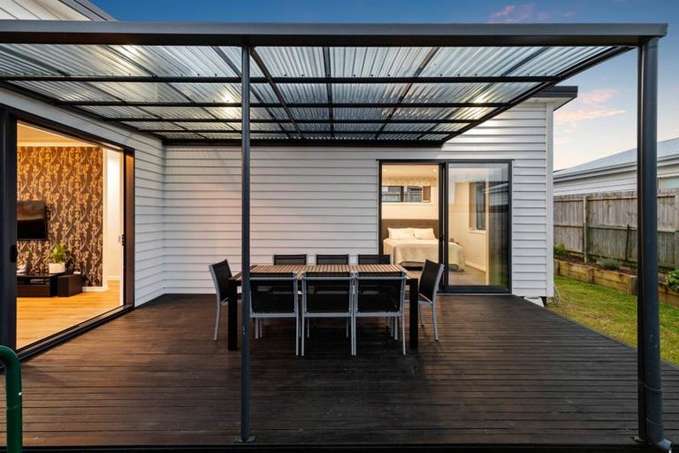 Photo of property in 4 Poutawa Lane, Clarks Beach, 2122