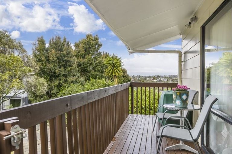 Photo of property in 4/1 Cheval Drive, Totara Vale, Auckland, 0629