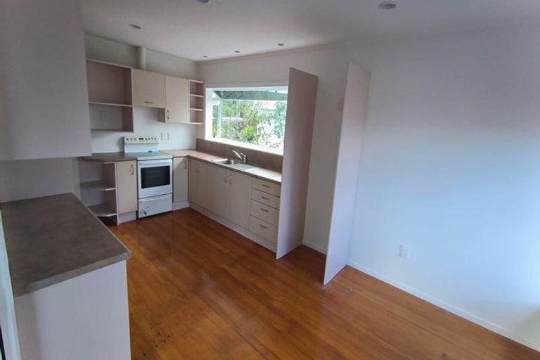 Photo of property in 327 Wairau Road, Totara Vale, Auckland, 0627