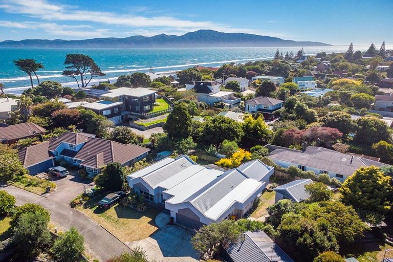 Photo of property in 2 Tainui Street, Raumati Beach, Paraparaumu, 5032