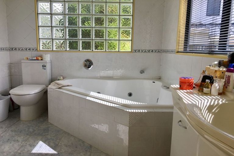 Photo of property in 15 Macadamia Close, Goodwood Heights, Auckland, 2105