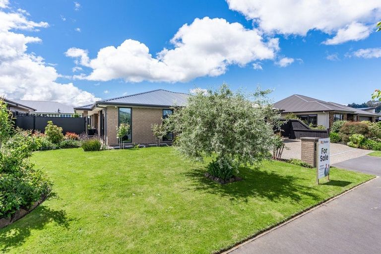 Photo of property in 16 Carrick Place, Mosgiel, 9024