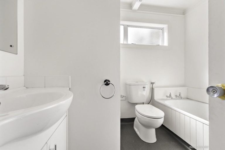 Photo of property in 17 Fitzpatrick Street, Newlands, Wellington, 6037