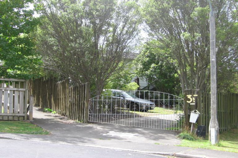 Photo of property in 35 Tetrarch Place, Totara Vale, Auckland, 0629
