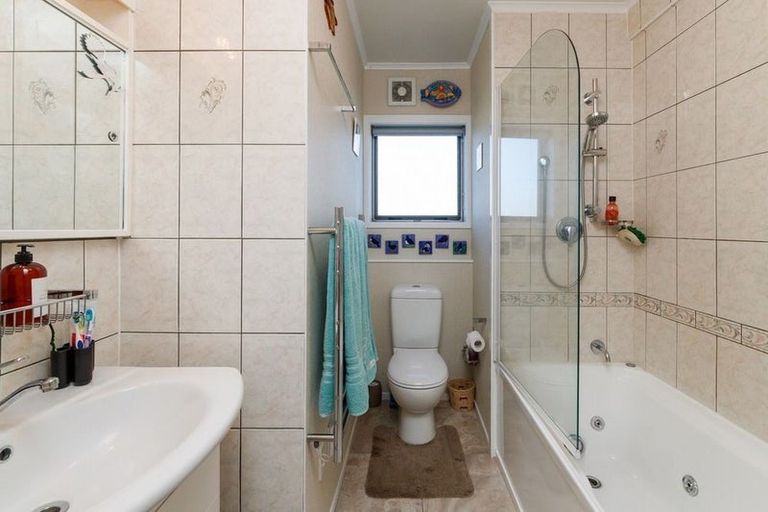 Photo of property in 95 Wikiriwhi Crescent, Awapuni, Palmerston North, 4412