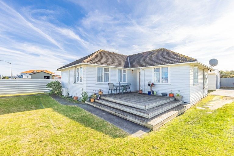 Photo of property in 8 Cross Street, Castlecliff, Whanganui, 4501