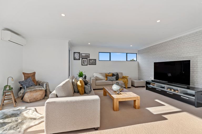 Photo of property in 54 The Avenue, Albany, Auckland, 0632