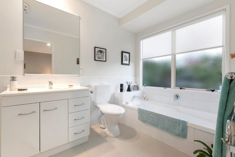 Photo of property in 4 Bateleur Close, Welcome Bay, Tauranga, 3112