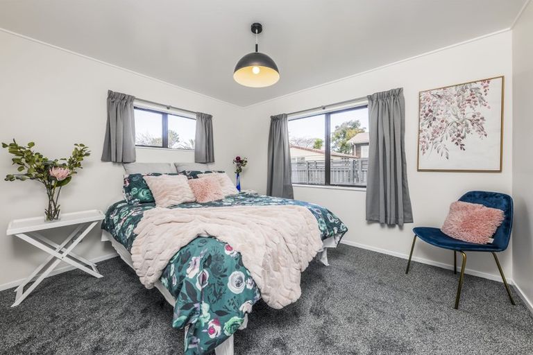 Photo of property in 1/98 Shifnal Drive, Randwick Park, Auckland, 2105