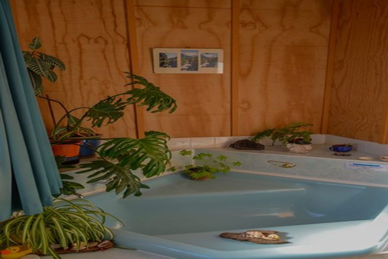 Photo of property in Jugglers Rest Backpackers, 8 Canterbury Street, Picton, 7220