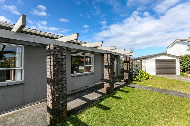 Photo of property in 12 Warren Place, Frankleigh Park, New Plymouth, 4310