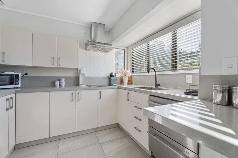 Photo of property in 27 Pohutukawa Avenue, Shelly Park, Auckland, 2014