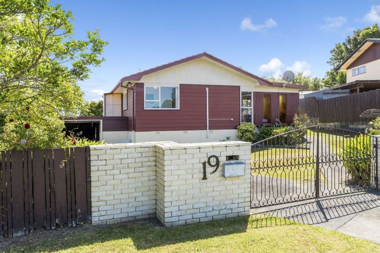 Photo of property in 19 Pankhurst Place, Sunnyvale, Auckland, 0612