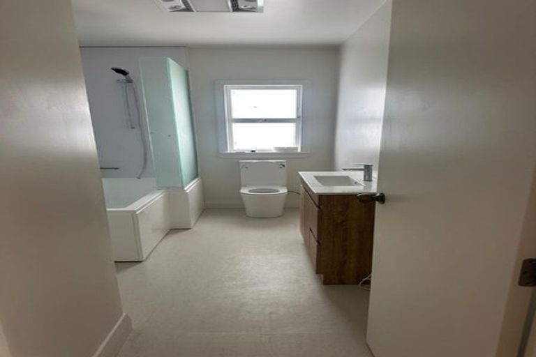 Photo of property in 29 Onewa Road, Northcote, Auckland, 0627