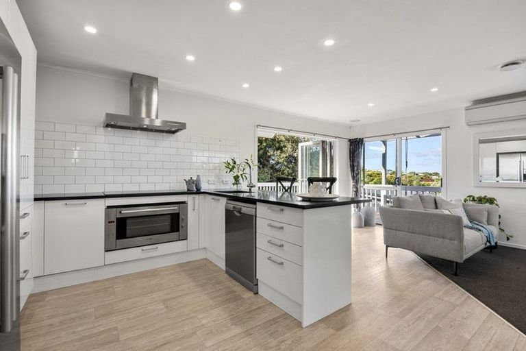 Photo of property in 15 Rosario Crescent, Red Beach, 0932