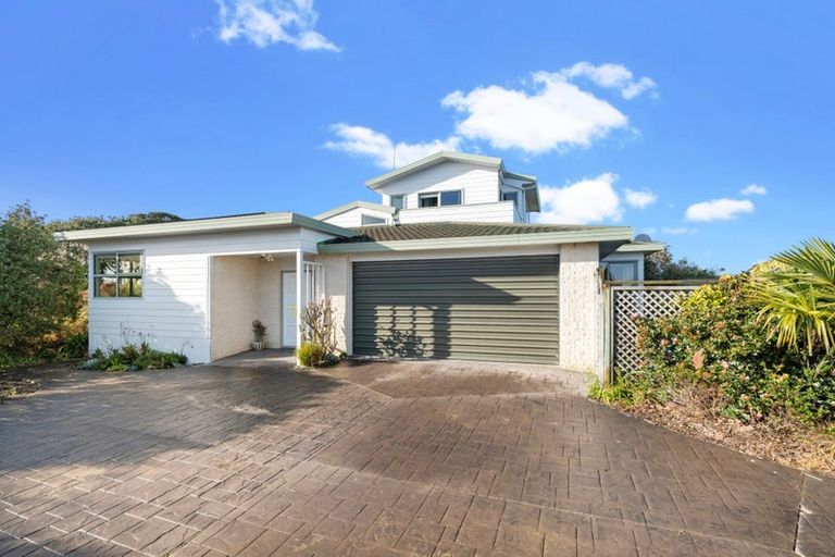 Photo of property in 1415 Whangaparaoa Road, Army Bay, Whangaparaoa, 0930