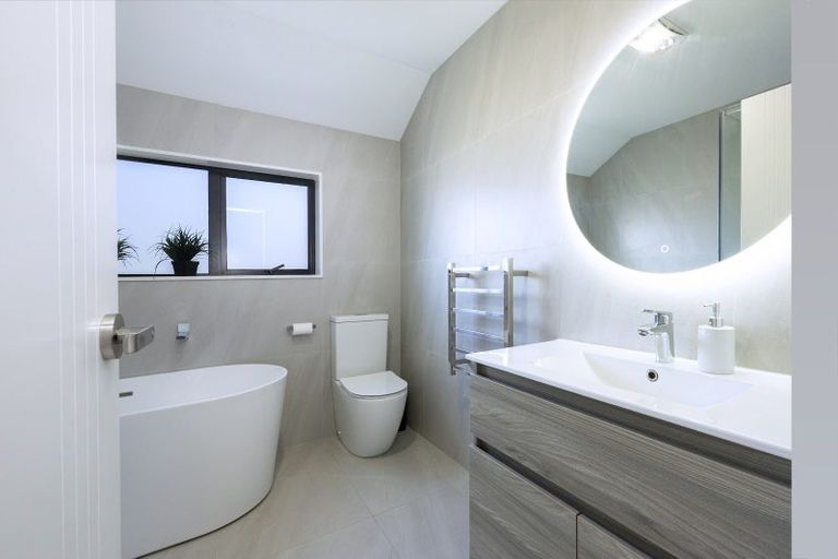 Photo of property in 18c Edgware Road, West Harbour, Auckland, 0618