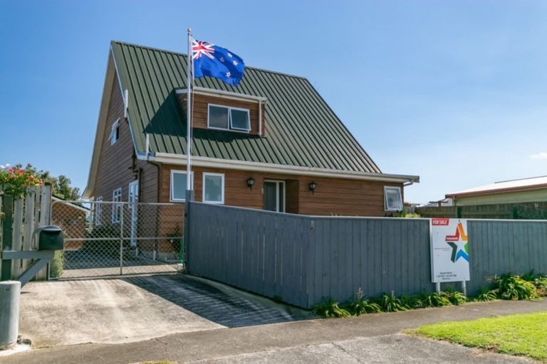Photo of property in 6 Taonui Street, Waitarere Beach, Levin, 5510