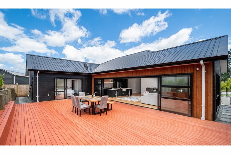 Photo of property in 14 Kaimai Avenue, Massey, Auckland, 0614