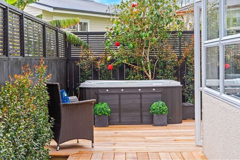 Photo of property in 2/7 Seine Road, Forrest Hill, Auckland, 0620