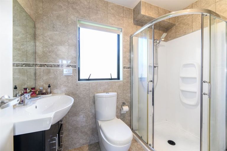 Photo of property in 99a Awaroa Road, Sunnyvale, Auckland, 0612