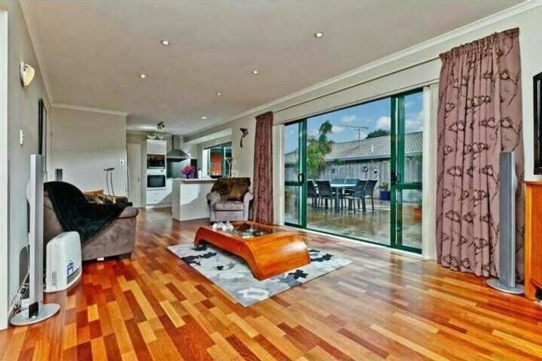 Photo of property in 15 Vanderbilt Parade, Albany, Auckland, 0632