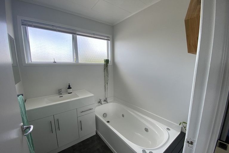 Photo of property in 7 Newbury Place, Waitara, 4320