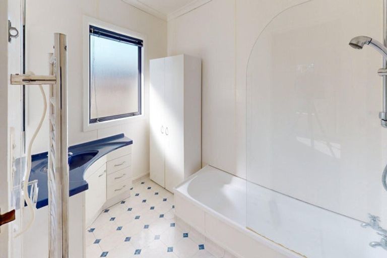 Photo of property in 5 Essex Place, Milson, Palmerston North, 4414