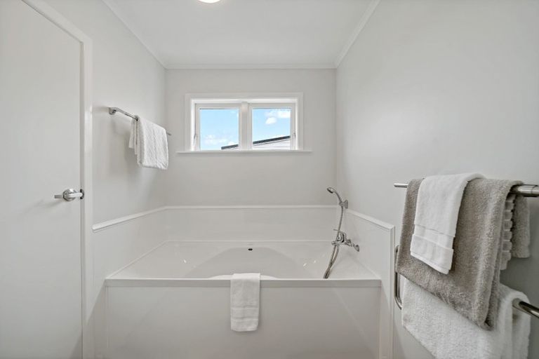 Photo of property in 24 Alberta Street, Point Chevalier, Auckland, 1022