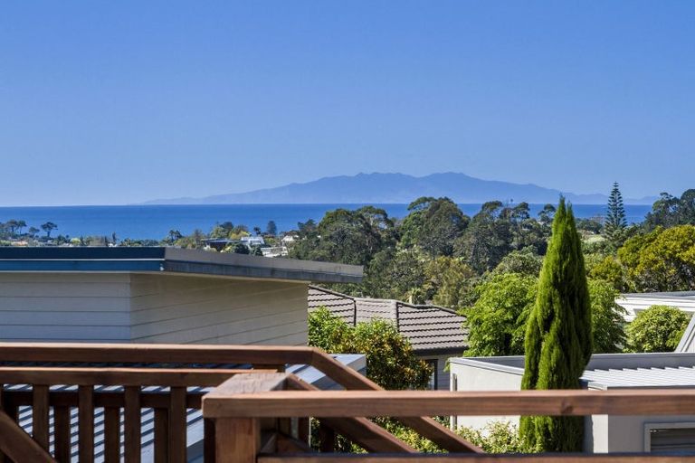 Photo of property in 2/133 Carlisle Road, Northcross, Auckland, 0632