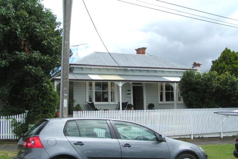 Photo of property in 12 Richmond Avenue, Northcote Point, Auckland, 0627