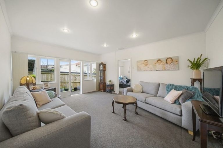 Photo of property in 1/9 Luplau Crescent, Cockle Bay, Auckland, 2014