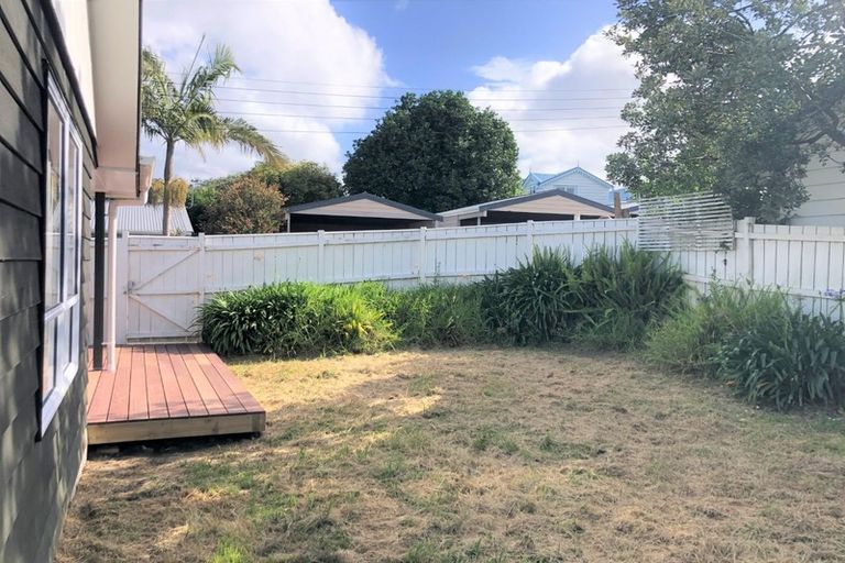 Photo of property in 30b William Bond Street, Stanley Point, Auckland, 0624