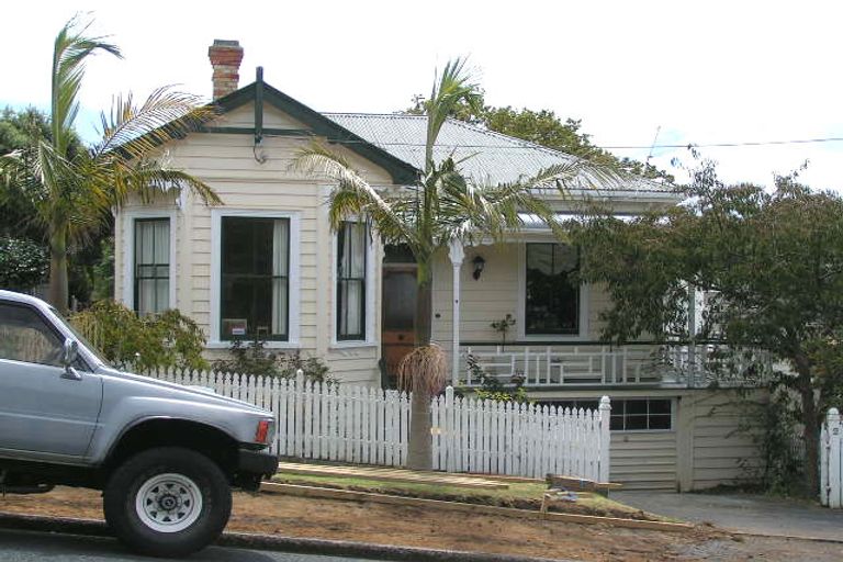 Photo of property in 1/2 Milton Road, Northcote Point, Auckland, 0627