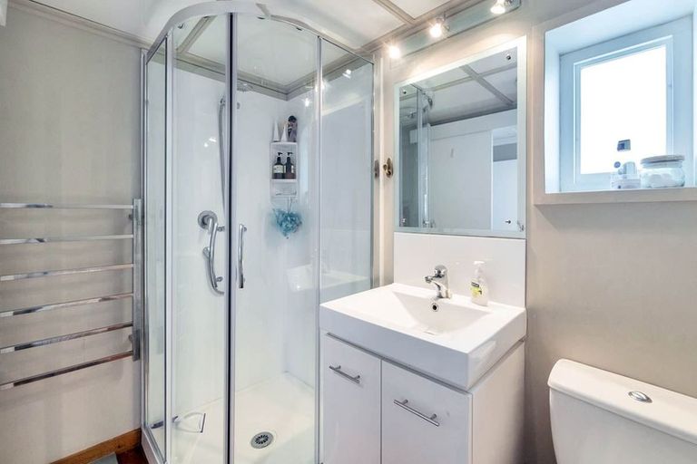 Photo of property in 1/133 Carlisle Road, Northcross, Auckland, 0632