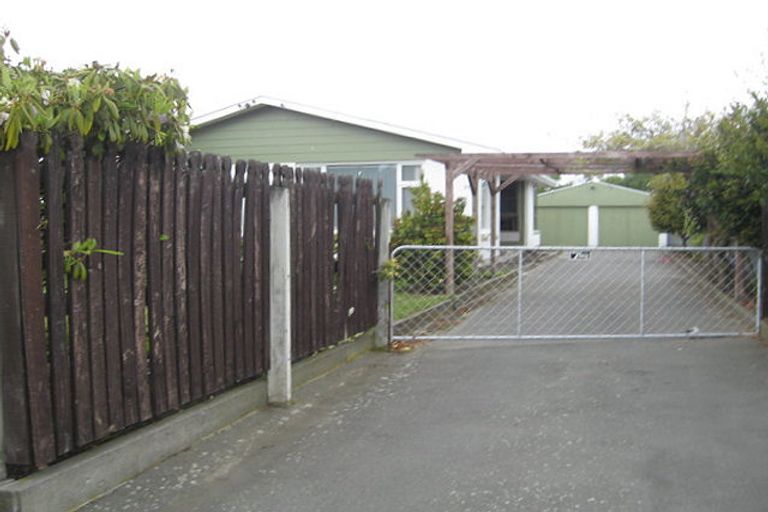 Photo of property in 77 Englefield Road, Northwood, Christchurch, 8051