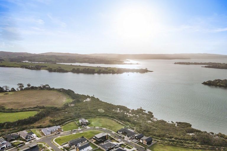 Photo of property in 32 Tahuna Minhinnick Drive, Glenbrook, Waiuku, 2681