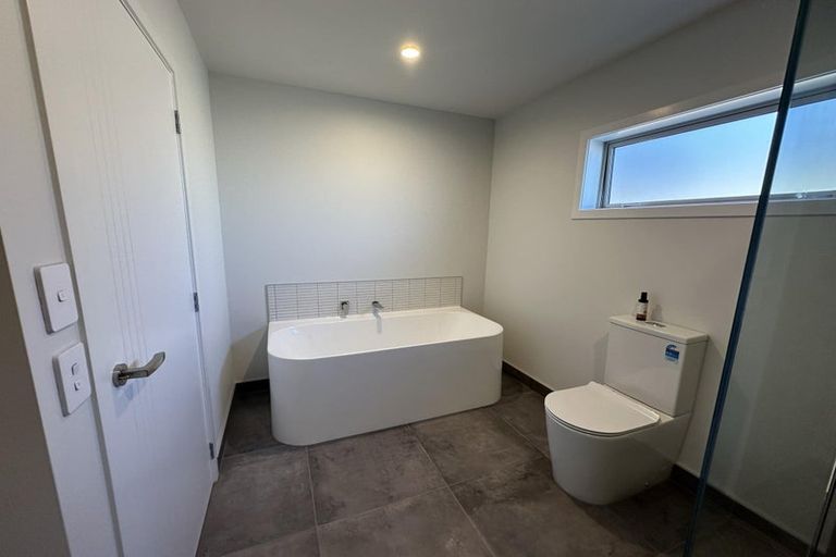 Photo of property in 2/7 Grays Road, Plimmerton, Porirua, 5026