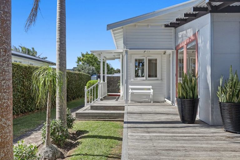 Photo of property in 18 Alberta Street, Point Chevalier, Auckland, 1022