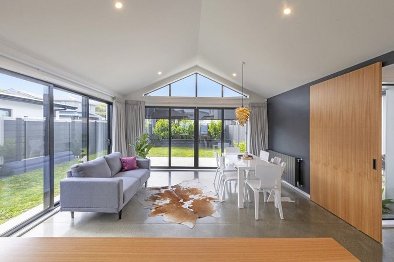 Photo of property in 23 Promontory Crescent, Newlands, Wellington, 6037