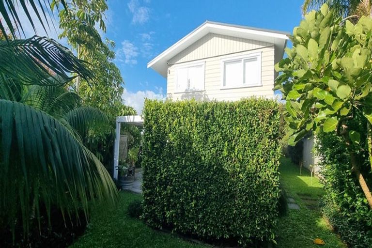 Photo of property in 2/17 Bevyn Street, Castor Bay, Auckland, 0620