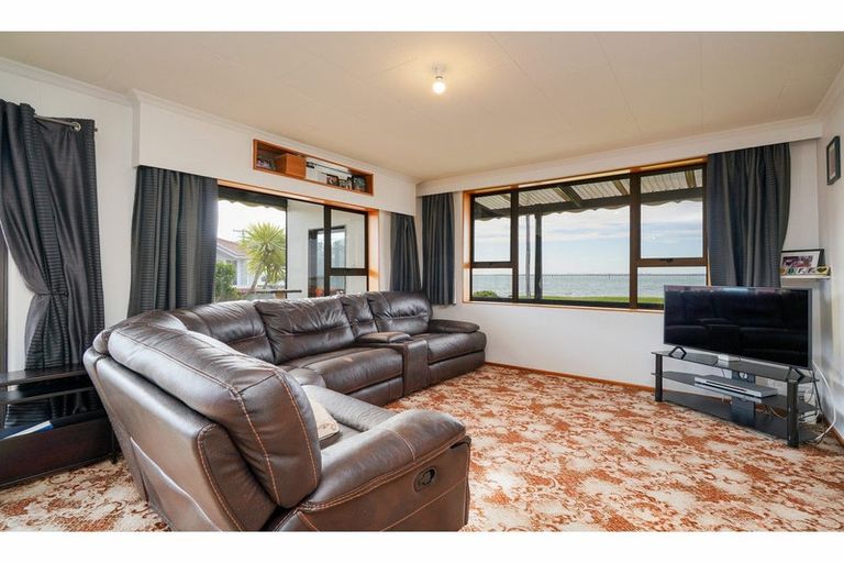 Photo of property in 220 Marine Parade, Bluff, 9814