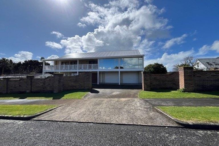 Photo of property in 24 Hurstbourn Priors, Goodwood Heights, Auckland, 2105