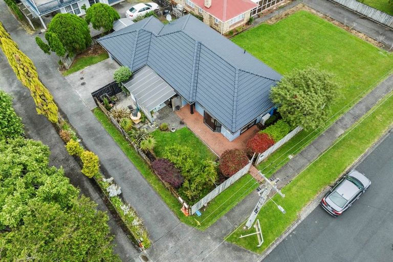 Photo of property in 21 Waterview Road West, Stanley Point, Auckland, 0624