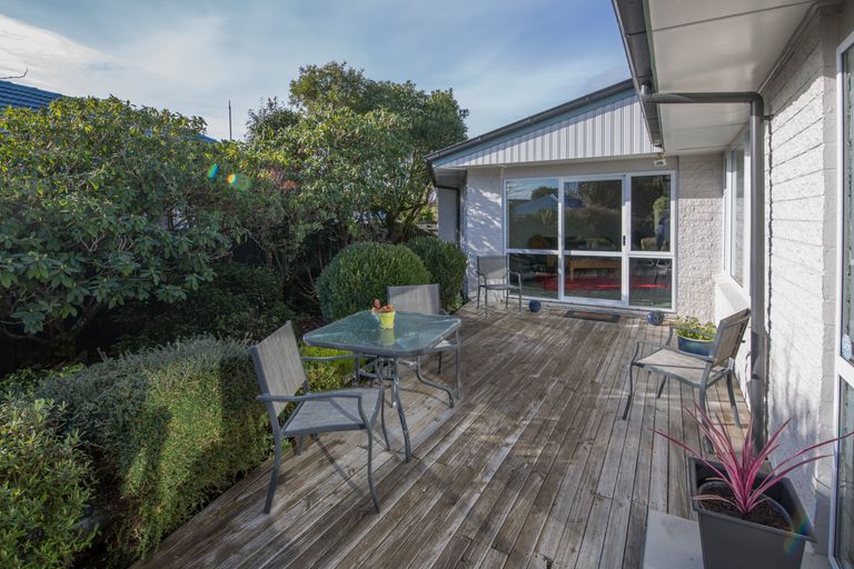 Photo of property in 6 Shirldale Place, Avonhead, Christchurch, 8042