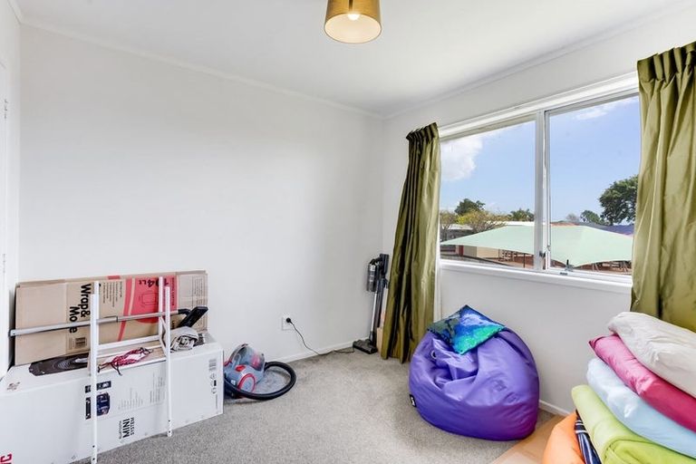 Photo of property in 2/15 Frobisher Way, Clendon Park, Auckland, 2103