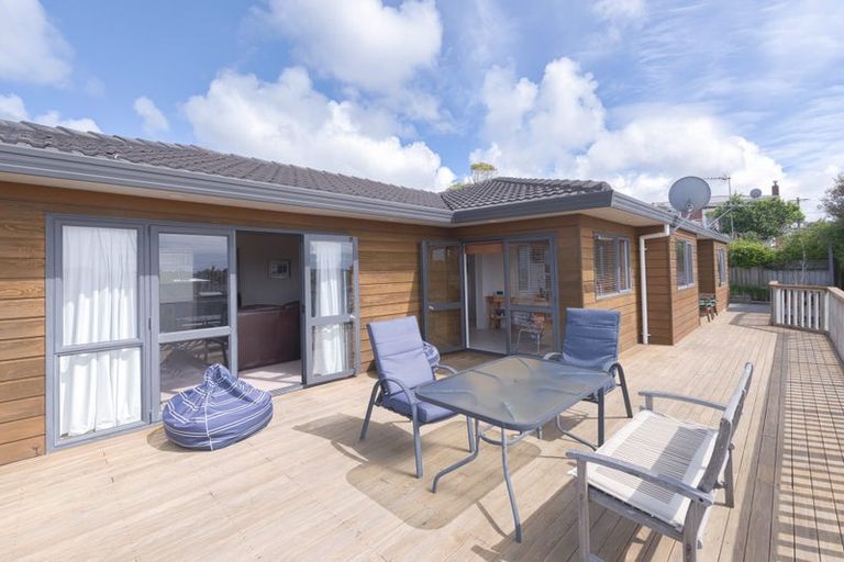 Photo of property in 2/310 Wairau Road, Glenfield, Auckland, 0629