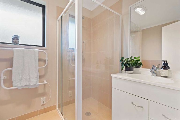 Photo of property in 15 Ernest Shackleton Place, Waiuku, 2123