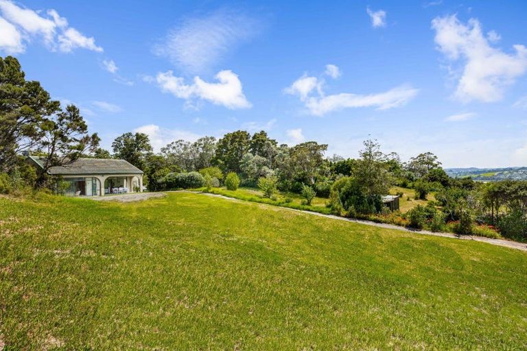 Photo of property in 11 Buckleys Track, Paremoremo, Auckland, 0632